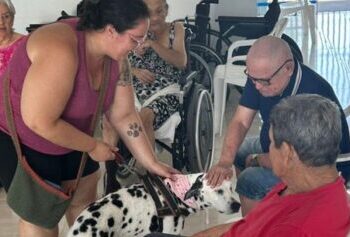 Visita terapêutica de pet proporciona alegria aos residentes de Instituição de Longa Permanência de Caraguatatuba