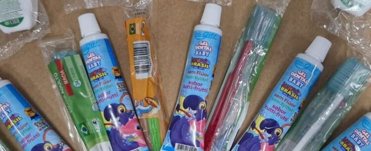 Prefeitura de Caraguatatuba entrega mais de 10 mil kits de higiene bucal a estudantes da rede municipal