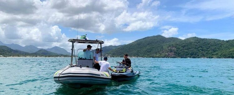 Operação integrada da Prefeitura e Capitania dos Portos coíbe atividades irregulares de motos aquáticas em Caraguatatuba