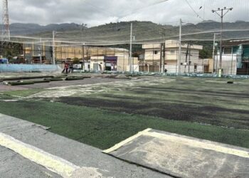 Prefeitura de Caraguatatuba reforma campo de futebol society do Rio do Ouro