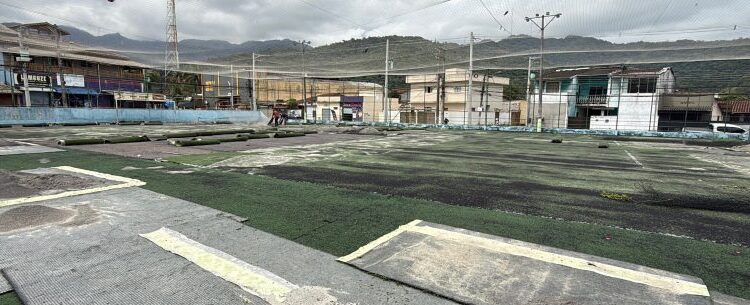 Prefeitura de Caraguatatuba reforma campo de futebol society do Rio do Ouro