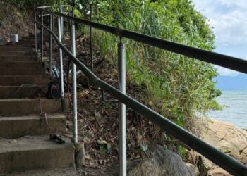 Prefeitura de Caraguatatuba reinstala corrimão da trilha da Pedra do Jacaré na Prainha