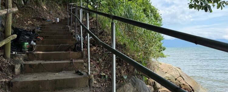 Prefeitura de Caraguatatuba reinstala corrimão da trilha da Pedra do Jacaré na Prainha
