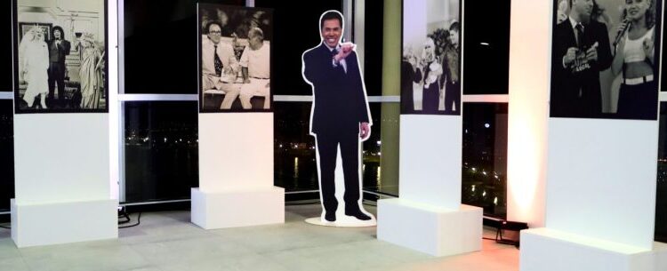 Exposição em homenagem a Silvio Santos segue até 17 de fevereiro em Caraguatatuba