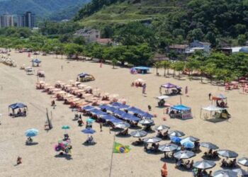 Nova organização da Praia da Cocanha melhora ambiente para quiosques, ambulantes e banhistas em Caraguatatuba