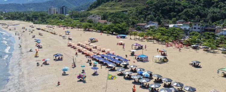 Nova organização da Praia da Cocanha melhora ambiente para quiosques, ambulantes e banhistas em Caraguatatuba