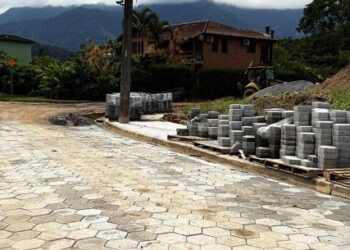 Prefeitura de Caraguatatuba executa pavimentação de ruas do Capricórnio II na Região Norte