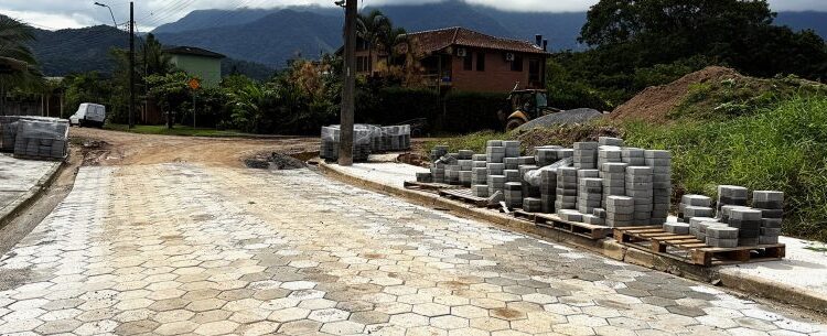 Prefeitura de Caraguatatuba executa pavimentação de ruas do Capricórnio II na Região Norte