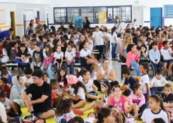 Estudantes da EMEI/EMEF Prof. Lúcio Jacinto dos Santos recebem kits de higiene bucal em Caraguatatuba