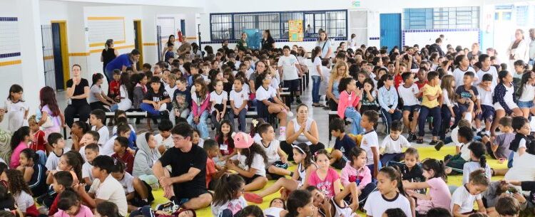 Estudantes da EMEI/EMEF Prof. Lúcio Jacinto dos Santos recebem kits de higiene bucal em Caraguatatuba