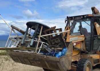 Fiscais ambientais da Prefeitura de Caraguatatuba apreendem objetos de ambulantes irregulares na Lagoa Azul