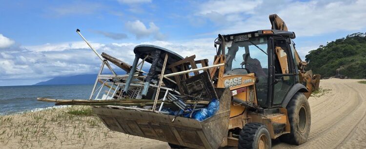 Fiscais ambientais da Prefeitura de Caraguatatuba apreendem objetos de ambulantes irregulares na Lagoa Azul