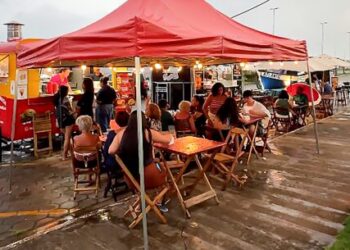 Complexo Turístico do Camaroeiro em Caraguatatuba recebe food trucks e música ao vivo até 12 de abril