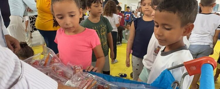 Programa Dentista na Escola distribui 10 mil kits de higiene bucal na rede municipal de Caraguatatuba
