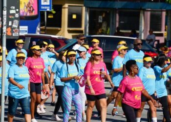 Domingo Especial das Mulheres reúne várias famílias em caminhada e apresentações na Praça da Cultura