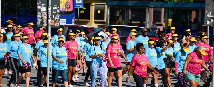 Domingo Especial das Mulheres reúne várias famílias em caminhada e apresentações na Praça da Cultura