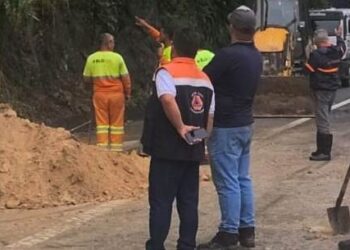Defesa Civil de Caraguatatuba faz vistoria em deslizamento de encosta na Rodovia dos Tamoios