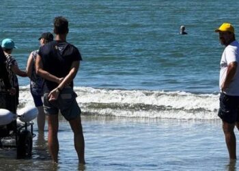 Programa Praia Acessível recebe idosos de Guararema