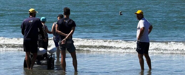 Programa Praia Acessível recebe idosos de Guararema