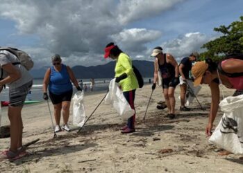 Mutirão de limpeza “Ondas Limpas” recolhe 115kg de lixo em trecho da praia do Indaiá