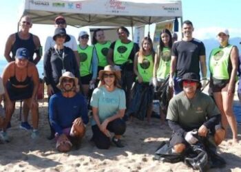 Mutirões de limpeza retiram mais de 230 kg de resíduos das praias de Caraguatatuba no fim de semana