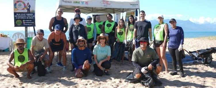 Mutirões de limpeza retiram mais de 230 kg de resíduos das praias de Caraguatatuba no fim de semana