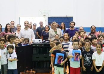 Programa Escola da Energia entrega equipamentos tecnológicos para alunos da rede municipal em Caraguatatuba