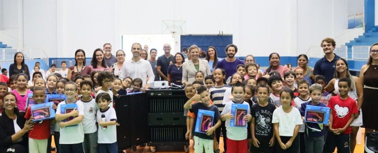 Programa Escola da Energia entrega equipamentos tecnológicos para alunos da rede municipal em Caraguatatuba