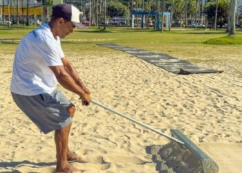 Caraguatatuba amplia limpeza das praias com ecopeneira e combate microplásticos na areia