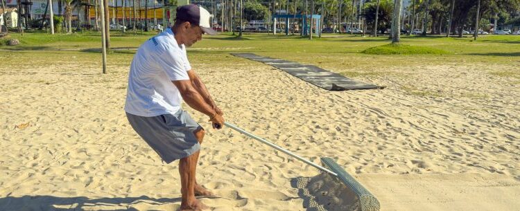 Caraguatatuba amplia limpeza das praias com ecopeneira e combate microplásticos na areia