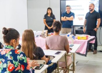 Alunos do curso de Auxiliar Administrativo recebem certificação
