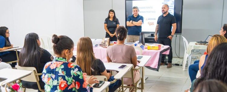 Alunos do curso de Auxiliar Administrativo recebem certificação