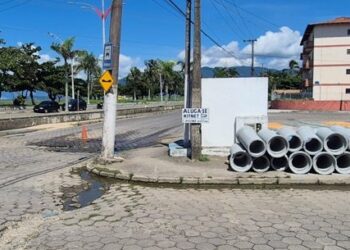 Prefeitura de Caraguatatuba faz obra de drenagem em trecho da Av. Geraldo Nogueira na Praia das Palmeiras