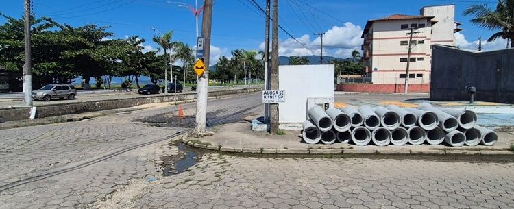 Prefeitura de Caraguatatuba faz obra de drenagem em trecho da Av. Geraldo Nogueira na Praia das Palmeiras