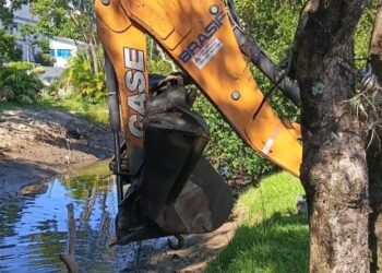 Prefeitura de Caraguatatuba recolhe diversos objetos descartados irregularmente na foz do Rio Santo Antônio