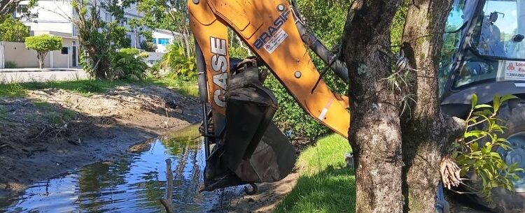 Prefeitura de Caraguatatuba recolhe diversos objetos descartados irregularmente na foz do Rio Santo Antônio