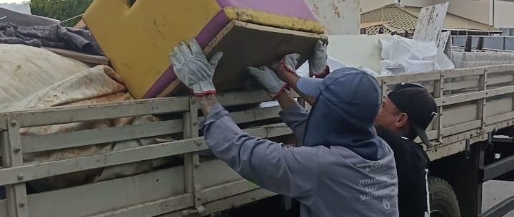 Ruas do Poiares recebem Operação “Cata-Treco” da Prefeitura de Caraguatatuba