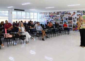 Prefeitura de Caraguatatuba capacita mais de 190 agentes administrativos da Secretaria de Educação até maio