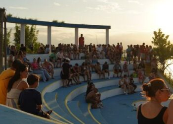Andressa e Hiago, DJ Miro e Paóli encerram programação de food trucks no Complexo do Camaroeiro em Caraguatatuba