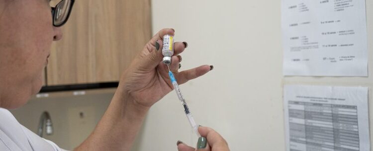 Cobertura vacinal contra febre amarela ultrapassa 53% em Caraguatatuba e lidera no Litoral Norte