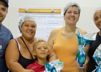CRAS Barranco Alto promove workshop de chocolate e incentiva geração de renda em Caraguatatuba