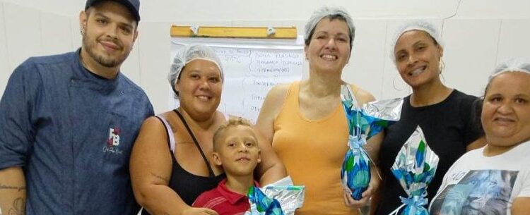 CRAS Barranco Alto promove workshop de chocolate e incentiva geração de renda em Caraguatatuba