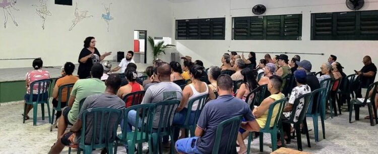 Secretaria Municipal de Habitação realiza reunião para regularização fundiária com moradores do Alto do Getuba