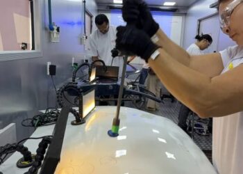 Alunos aprendem técnica de desamassamento no curso de Funilaria de Brilho