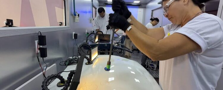 Alunos aprendem técnica de desamassamento no curso de Funilaria de Brilho