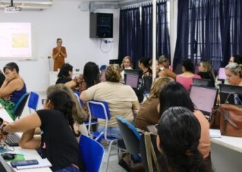 Educadores da rede municipal participam de workshops de Inteligência Artificial em Caraguatatuba