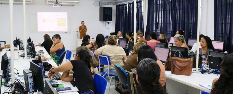 Educadores da rede municipal participam de workshops de Inteligência Artificial em Caraguatatuba