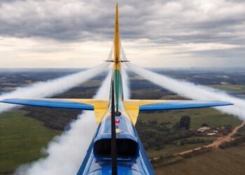Show aéreo com Esquadrilha da Fumaça marca aniversário de Caraguatatuba e reforça segurança ao público