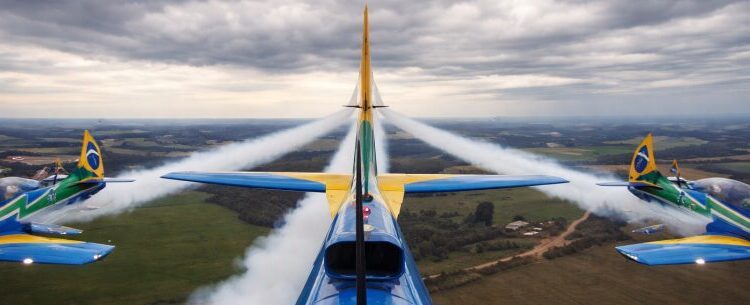 Show aéreo com Esquadrilha da Fumaça marca aniversário de Caraguatatuba e reforça segurança ao público