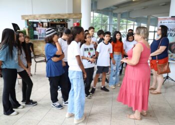 Alunos da rede municipal participam de visita educativa ao Teatro Mario Covas